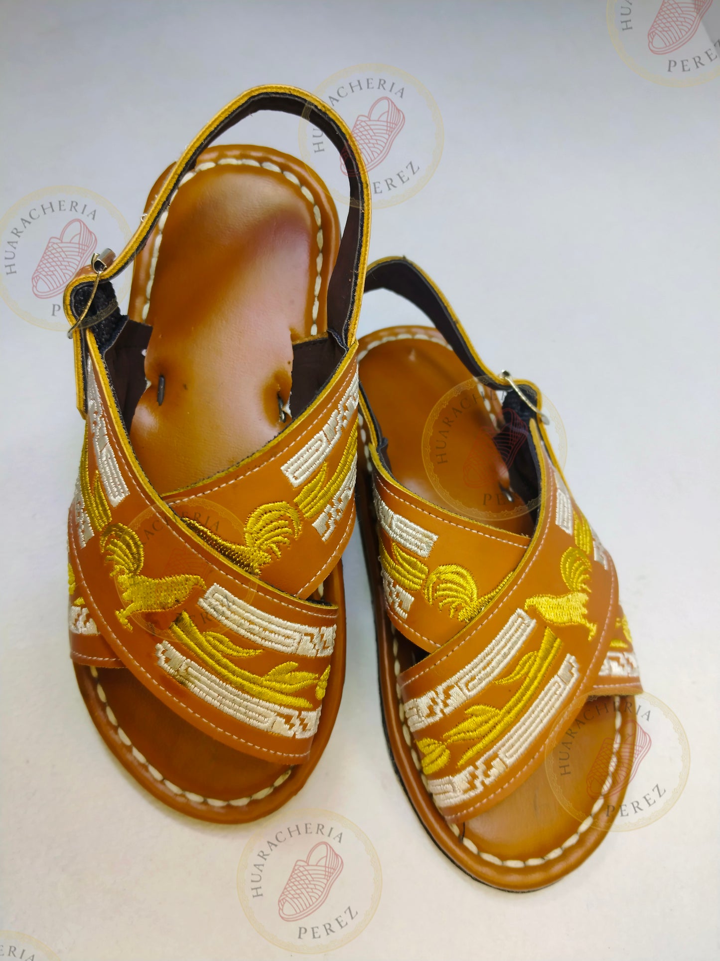 Raíces Vivas – Huarache Cruzado para Niño con Bordado Temático