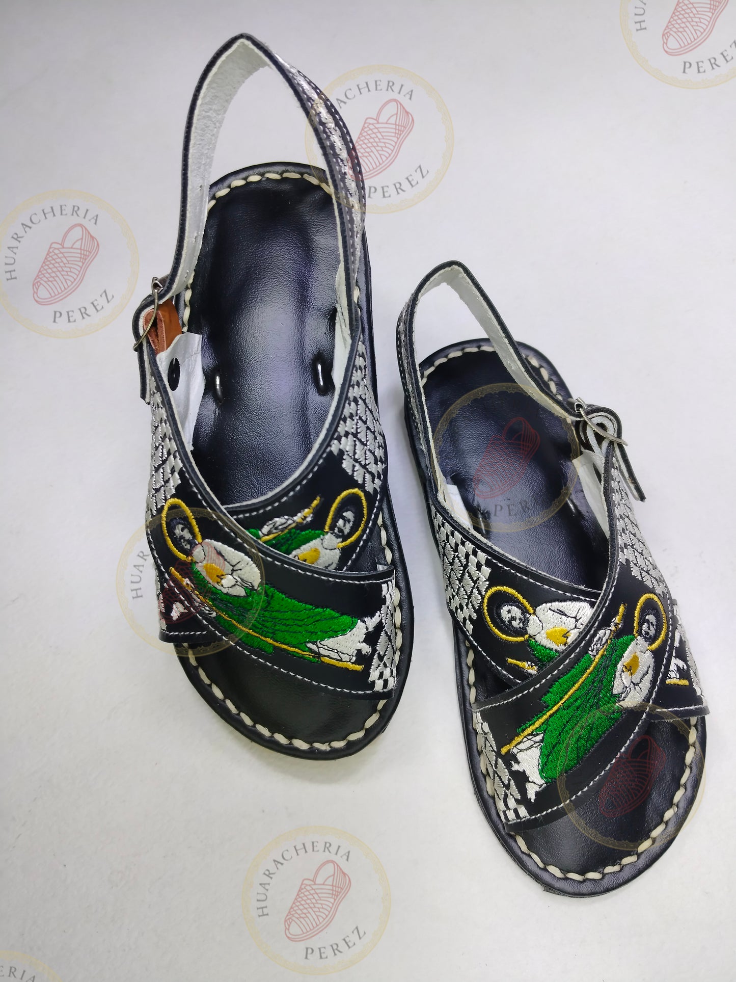 Raíces Vivas – Huarache Cruzado para Niño con Bordado Temático