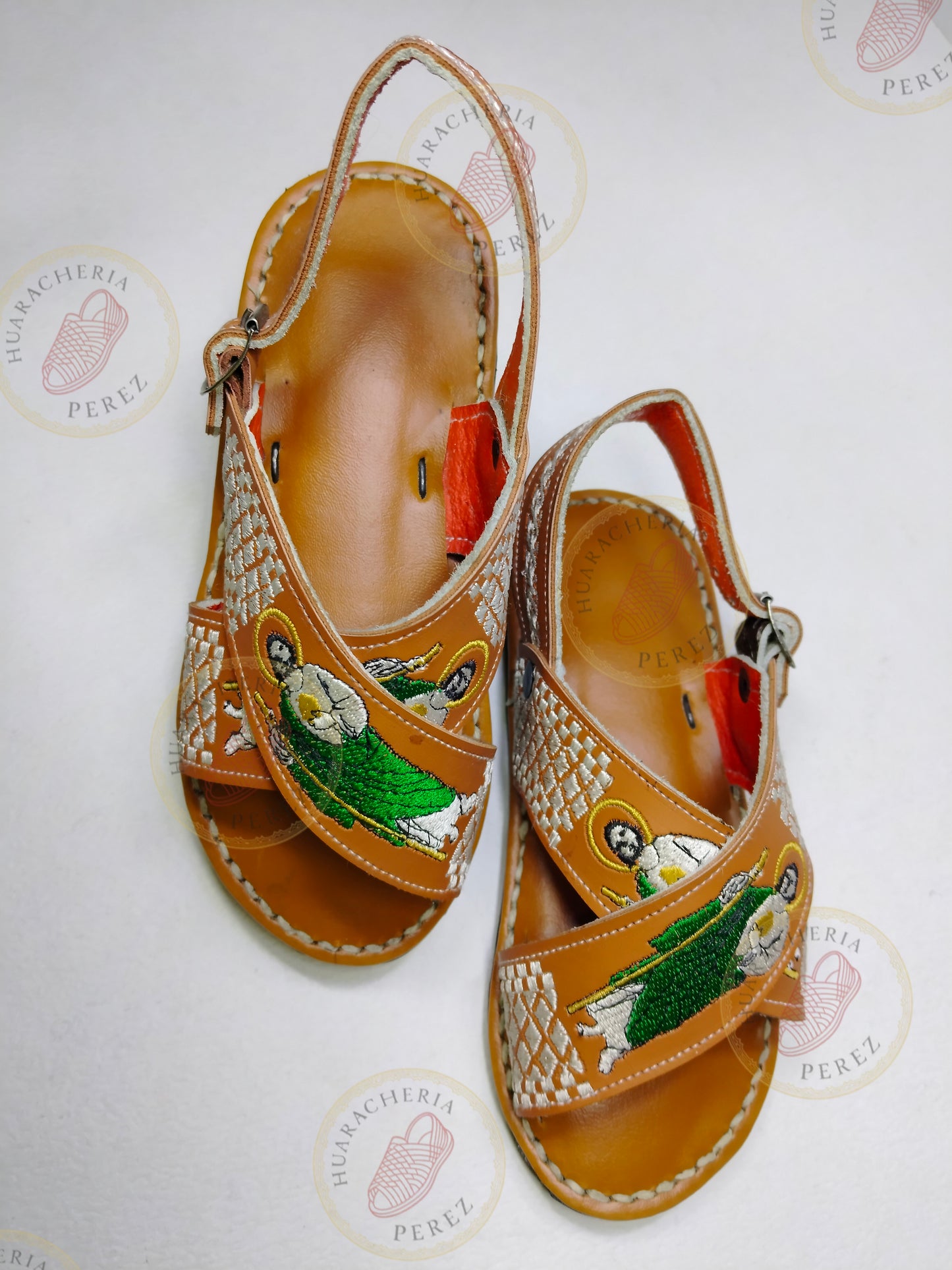 Raíces Vivas – Huarache Cruzado para Niño con Bordado Temático