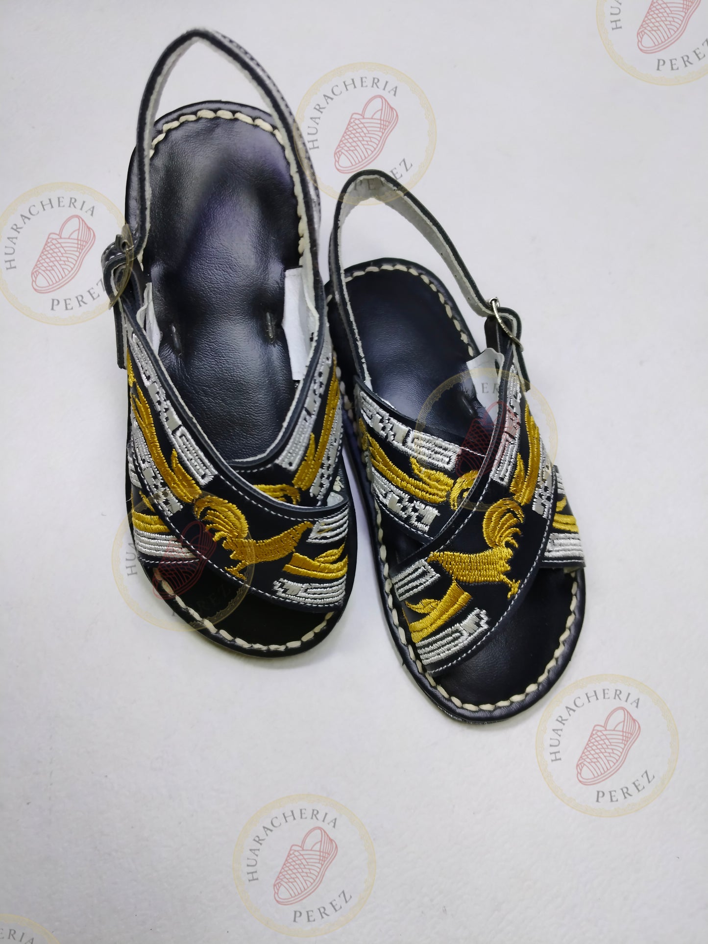 Raíces Vivas – Huarache Cruzado para Niño con Bordado Temático