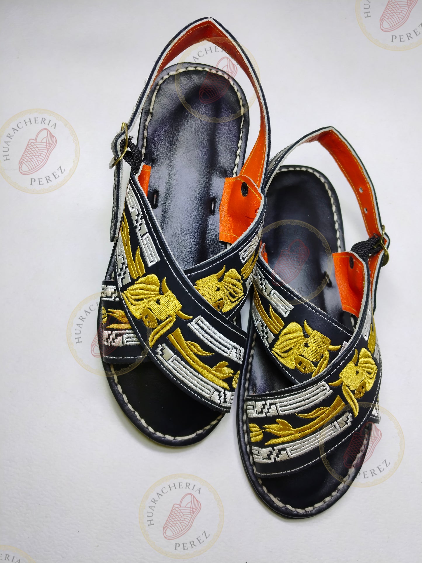 Raíces Vivas – Huarache Cruzado para Niño con Bordado Temático